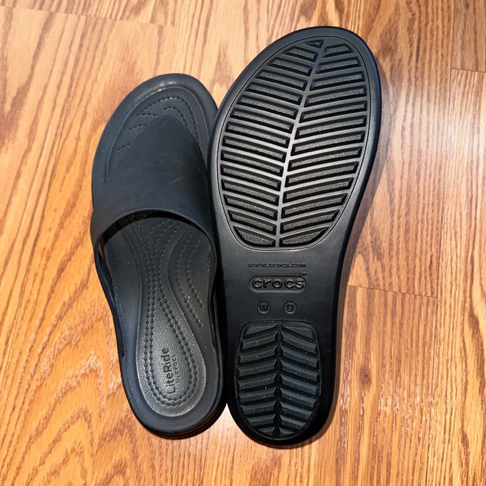 Women’s size 9 Crocs